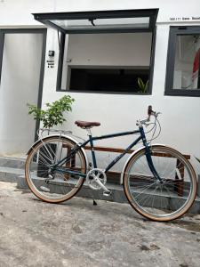胡志明市8h-hostel的停在房子前面的一辆蓝色自行车