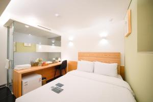 首尔SimpleStay Hotel in Jongno的小房间设有一张床和一张书桌