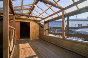 Tadotsu一棟貸切宿 空と家 本棟的一座带大窗户的木房子