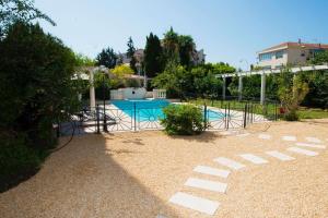 尼斯Divine Villa with a large pool in the heart of Nice的一个带围栏的院子内的游泳池