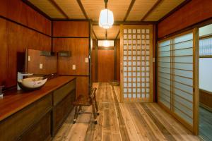 Tadotsu一棟貸切宿 空と家 本棟的浴室设有木墙,铺有木地板,配有水槽