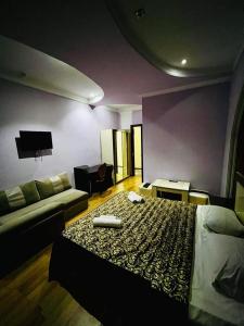 库塔伊西卢克斯宫殿酒店的酒店客房,配有床和沙发