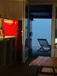 ProvatasCave Beach House Milos的厨房配有红色冰箱和桌子