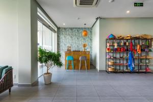 富国Leaf Hotel Phu Quoc的一间设有鞋架和桌子的房间