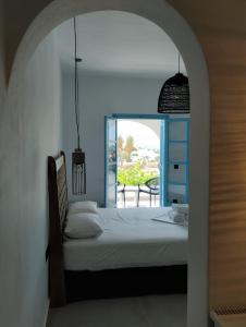 考弗尼西亚Paradise Hotel的一间卧室设有一张床,享有阳台的景色