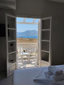考弗尼西亚Paradise Hotel的一间卧室配有一张床,享有海景