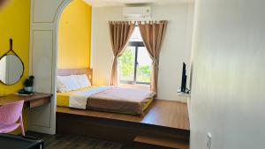 顺化Na Hostel Hue的一间卧室设有一张床和一个窗口