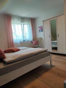 WeierMuhrbach的卧室配有床、椅子和窗户。