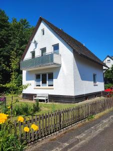 WeierMuhrbach的白色的房子,有栅栏和鲜花