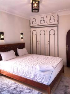 马拉喀什Safran flat with 2 large terraces Central Location的一间卧室配有一张带白色床单的大床