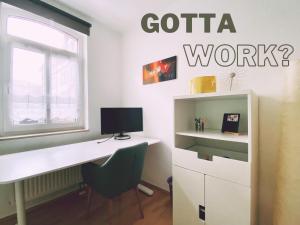耶拿Zentral & ruhig, ideal für Home Office mit Garten的办公室,桌子上装有电脑