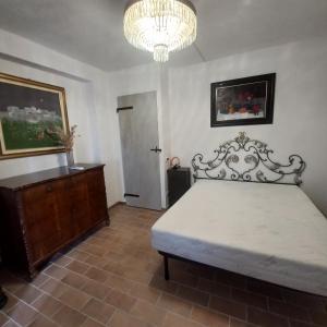 蒙泰马尔恰诺Fontebella的一间卧室配有一张床和一个吊灯