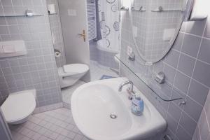 DärligenLake Guest Haus的一间带水槽、卫生间和镜子的浴室