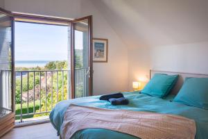 滨海克里耶勒La Villa Maxine, vue mer et spa的一间卧室设有一张床,享有海景
