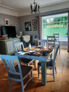 特里姆Butterhouse的一间配备有蓝色桌子和椅子的用餐室