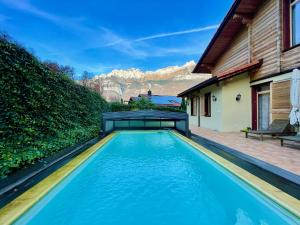 莫尔斯Doodle's Amazing Chalet -Walensee - Flumserberg - Churfirsten - Heidiland - Pool - Sauna的房屋前的游泳池