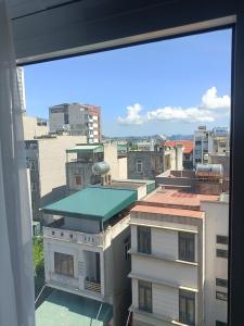 下龙湾Bảo Sơn Hotel的从窗户可欣赏到城市美景