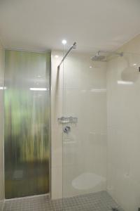 洛奇哈拉雷克雷斯塔酒店的一间浴室