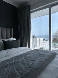 The Atlantic DonReal Guesthouse客房内的一张或多张床位