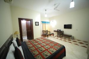 阿格拉Bansi Home Stay的一间卧室配有一张床和一台平面电视