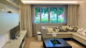 丰沙尔Casa ideal para famílias com vista mar desafogada的带沙发和电视的客厅