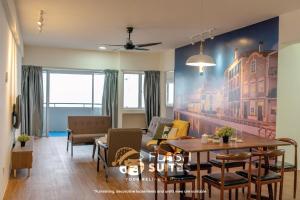 云顶高原Golden Hill Resort Premium Suites @ Genting Highlands的客厅配有桌子和沙发