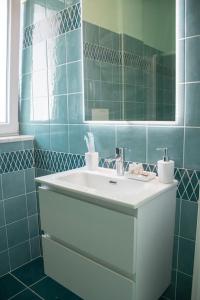 费拉约港Appartamento Sogno Marino的一间带水槽和镜子的浴室