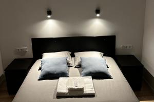 帕兰加AlbaBlanco的一间卧室配有一张大床和两个枕头