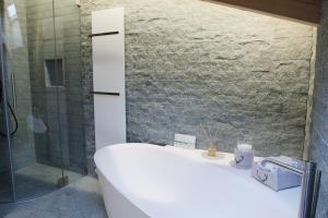 伦策海德Hotel Sarain Active Mountain Resort的带淋浴、卫生间和盥洗盆的浴室