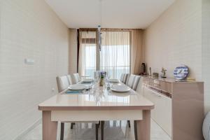 拉夫达Apartcomplex Golden Bay的厨房配有白色的大桌子和椅子