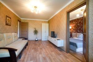 尼古拉耶夫Двушка люкс автовокзал的一间卧室配有一张床和一台电视。