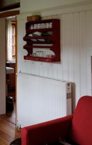 德意志兰茨贝格Apartment bei der Tischlerei的客厅设有红色的沙发和墙壁