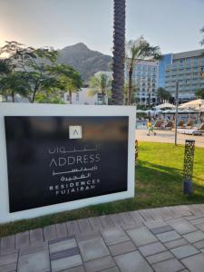 艾阿卡Address Beach Resort Fujairah Apartment 2 Bed Rooms and Small Bed Room - Ground Floor 3011的公园人行道上的标志