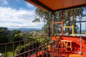 SilvanVista Suite Treetops Silvan Valley Lodge的山景阳台