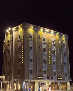 Sūq al Aḩadفندق وايت هافن的一座有灯的大建筑