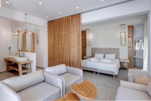 加利萨斯班诺里斯酒店的酒店客房配有一张床、一张沙发和一张床。
