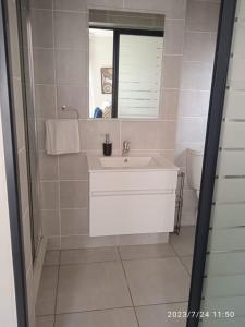 比勒陀利亚The Blyde Riverwalk Estate的浴室设有白色水槽和镜子