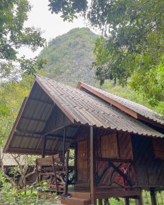 考索考索绿色山景度假村的屋顶上的小房子