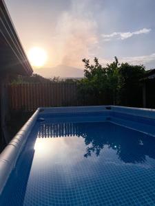 圣韦内里纳Rusina的一座享有日落美景的游泳池