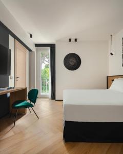 努马纳View Place & Spa的一间卧室配有一张床、一张桌子和一把椅子