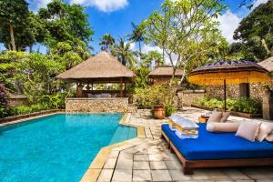 塞米亚克The Oberoi Beach Resort, Bali的一座带游泳池和度假村的别墅