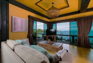 Ban Ao MakhamStella - ( AoYon Beach)的带沙发的客厅,享有海景