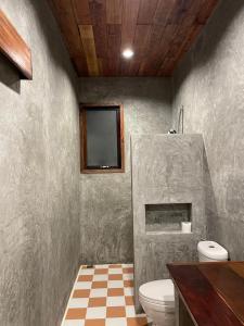 Ban Mo Kaeng TaekCOCO HOME Homestay(โคโค่โฮม)的一间带卫生间的浴室和墙上的电视