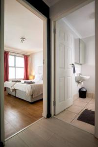 开普敦The Rondebosch的通往卧室的开放式门,卧室配有床
