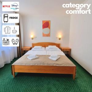 布拉格克拉里斯酒店的一间卧室配有一张带两个枕头的床