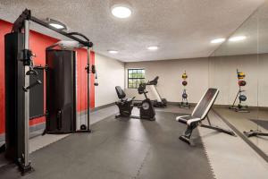 阿尔伯克基阿尔伯克基机场华美达酒店的健身房设有数台跑步机和有氧运动器材