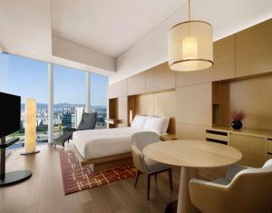 首尔首尔柏悦酒店的酒店客房配有一张床铺和一张桌子。