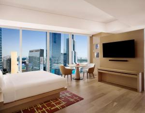 首尔首尔柏悦酒店的酒店客房,配有床和电视
