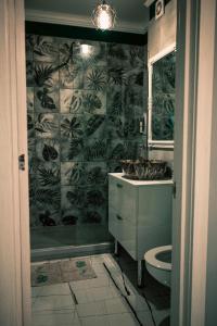 布加勒斯特XMX Jacuzzi and Baldachin Studio的带淋浴、卫生间和盥洗盆的浴室
