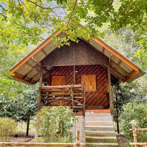考索考索绿色山景度假村的森林中带楼梯的小木屋